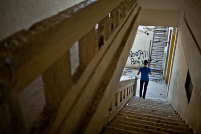 Un hombre desciende las escaleras del campo de refugiados palestino-sirios de Al Jaleel, en Líbano.