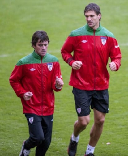 Llorente, junto al preparador físico Xabier Clemente, durante el entrenamiento de hoy.