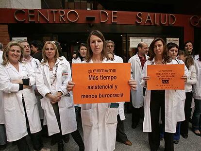 Protesta de médicos de primaria, ayer en la puerta de un ambulatorio de Madrid.