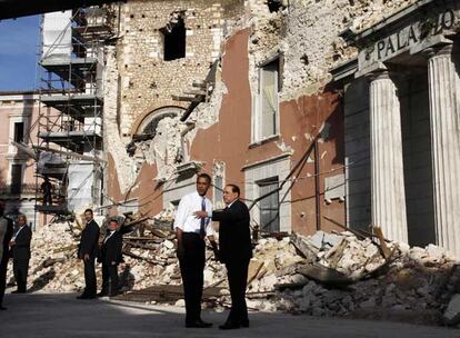 Sin chaqueta y arremangado, Obama recorrió con Berlusconi las ruinas del terremoto de L'Aquila, ocurrido el 6 de abril