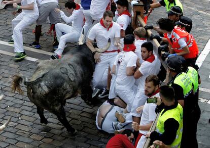 Uno de los momentos de peligro. Un corredor es embestido por un toro de la ganadería Cebada Gago.