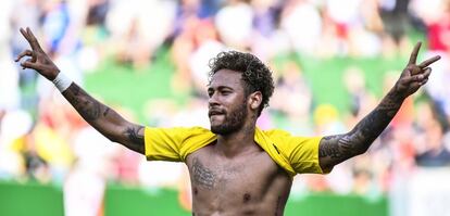 Neymar festeja su tanto a Austria.