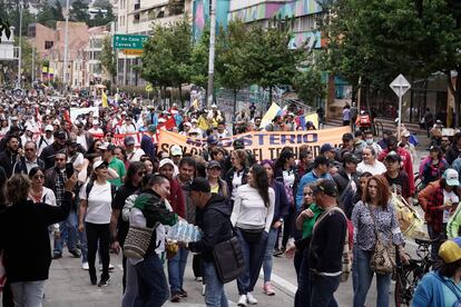 Según el mandatario, su reforma a la salud plantea un modelo universal en el país, y que no sea como el actual formato, que asegura es "un negocio". En la imagen, manifestantes marchan por las calles de Bogotá. 