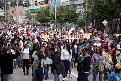 Según el mandatario, su reforma a la salud plantea un modelo universal en el país, y que no sea como el actual formato, que asegura es "un negocio". En la imagen, manifestantes marchan por las calles de Bogotá. 