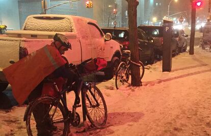 Un repartidor de comida a domicilio en las calles de Nueva York.