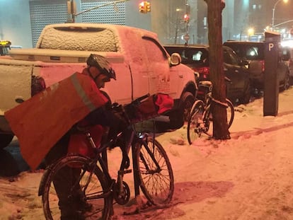 Un repartidor de comida a domicilio en las calles de Nueva York.