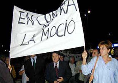 José Luis Olivas, bajo una pancarta contra la moción de censura en la protesta de anoche.