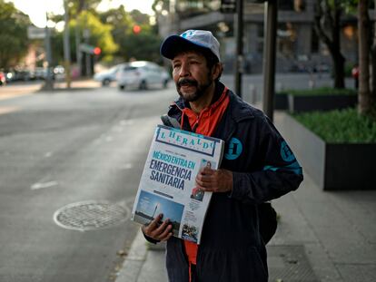 Un vendedor de periódicos, este martes en Ciudad de México.