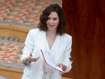 La presidenta de la Comunidad de Madrid, Isabel Díaz Ayuso, interviene durante un pleno en la Asamblea de Madrid.