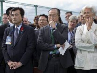 Imagen distribuida por el FMI que muestra a la directora gerente del Fondo Monetario Internacional (FMI), Christine Lagarde (d), el presidente del Banco Mundial, Jim Yong Kim (c), y el ministro de Finanzas japonés, Koriko Jojima (i), realizando una visita a la cuidad de Sendai, afectada por el terremoto, en Japón.
