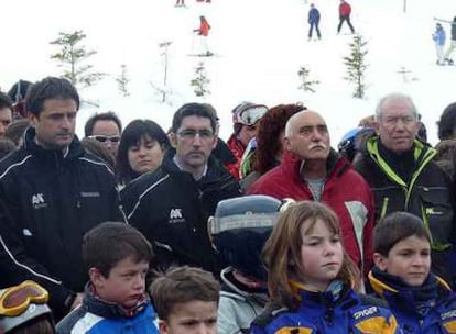 Esquiadores en Formigal guardan un minuto de silencio. Con anorak rojo, el padre de Chusky.