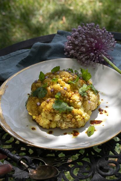 Coliflor asada, imagen del interior de 'Entre brasas veggie', de Juan Manuel Benayas, cedida por la editorial Planeta Gastro.