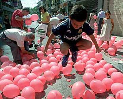 Suelta de globos en la calle Mayor de Alcorcón.