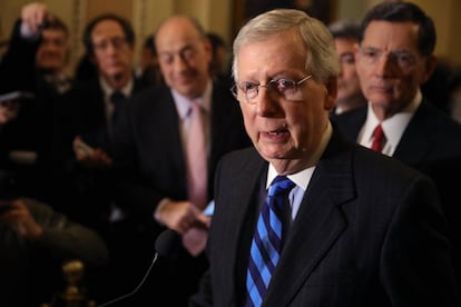 El l&iacute;der republicano del Senado, Mitch McConnell, habla con la prensa