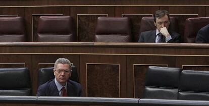 Gallardón (izquierda) y el diputado Rafael Hernando, en el Congreso.