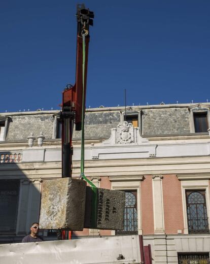 El monumento, en el barrio de los Jerónimos, recordaba a los componentes de esta categoría castrense, que se creó para paliar la falta de mandos medios y oficiales a los que se enfrentaba el bando nacional por las bajas sufridas en la Guerra Civil.