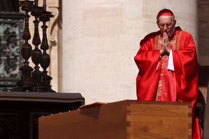 El cardenal Giovanni Battista Re, uno de los oficiantes del funeral del papa Francisco. 