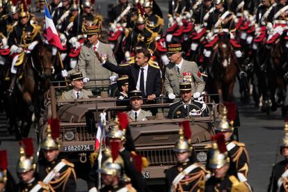 El presidente francs, Emmanuel Macron, saluda desde el coche de mando que atraviesa la avenida de los Campos Elseos durante el desfile del Da de la Bastilla, este jueves en Pars. 