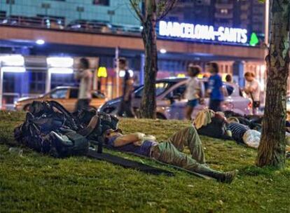 La plaza de Joan Peiró, cerca de Sants, es uno de los lugares donde los viajeros con poco presupuesto pasan la noche.