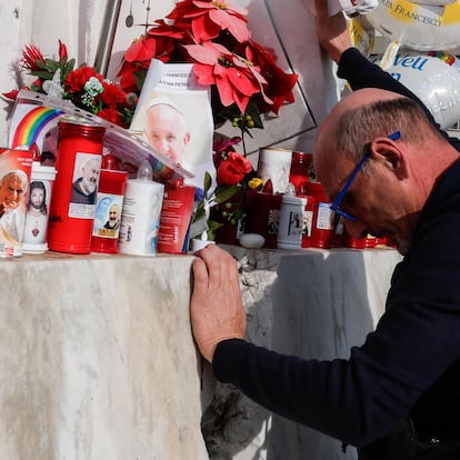 ROME (Italy), 23/02/2025.- A man praysÂ under the statue of late Pope John Paul II outside Agostino Gemelli Hospital where Pope Francis is hospitalized in Rome, Italy, 23 February 2025. The pope continues his treatments for bilateral pneumonia after being admitted to the hospital on 14 February due to a respiratory tract infection. (Papa, Italia, Roma) EFE/EPA/GIUSEPPE LAMI
