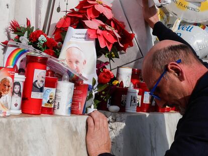 ROME (Italy), 23/02/2025.- A man prays under the statue of late Pope John Paul II outside Agostino Gemelli Hospital where Pope Francis is hospitalized in Rome, Italy, 23 February 2025. The pope continues his treatments for bilateral pneumonia after being admitted to the hospital on 14 February due to a respiratory tract infection. (Papa, Italia, Roma) EFE/EPA/GIUSEPPE LAMI