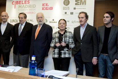 De izda. a drcha: Lomba, Fermín Lucas, Luis Eduardo Cortés, Leonor Pérez Pita, Roberto Torretta y Jon Fiz durante la presentación de la 53 edición de la semana de Cibeles Madrid Fashion