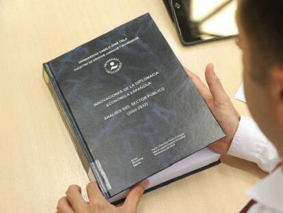 Ejemplar de la tesis doctoral de Pedro Sánchez, en la universidad Camilo José Cela.