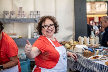 Rosa Marina Navarro el viernes en el puesto Rosa Marina Bacalao en la Feria Mercado de Mercados. Fotografía cedida por IMMB.