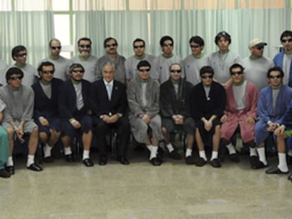 Los 33 mineros rescatados de la mina de San José, posan con el presidente de Chile, Sebastián Piñera (centro, con corbata) , en el hospital de Copiapó.