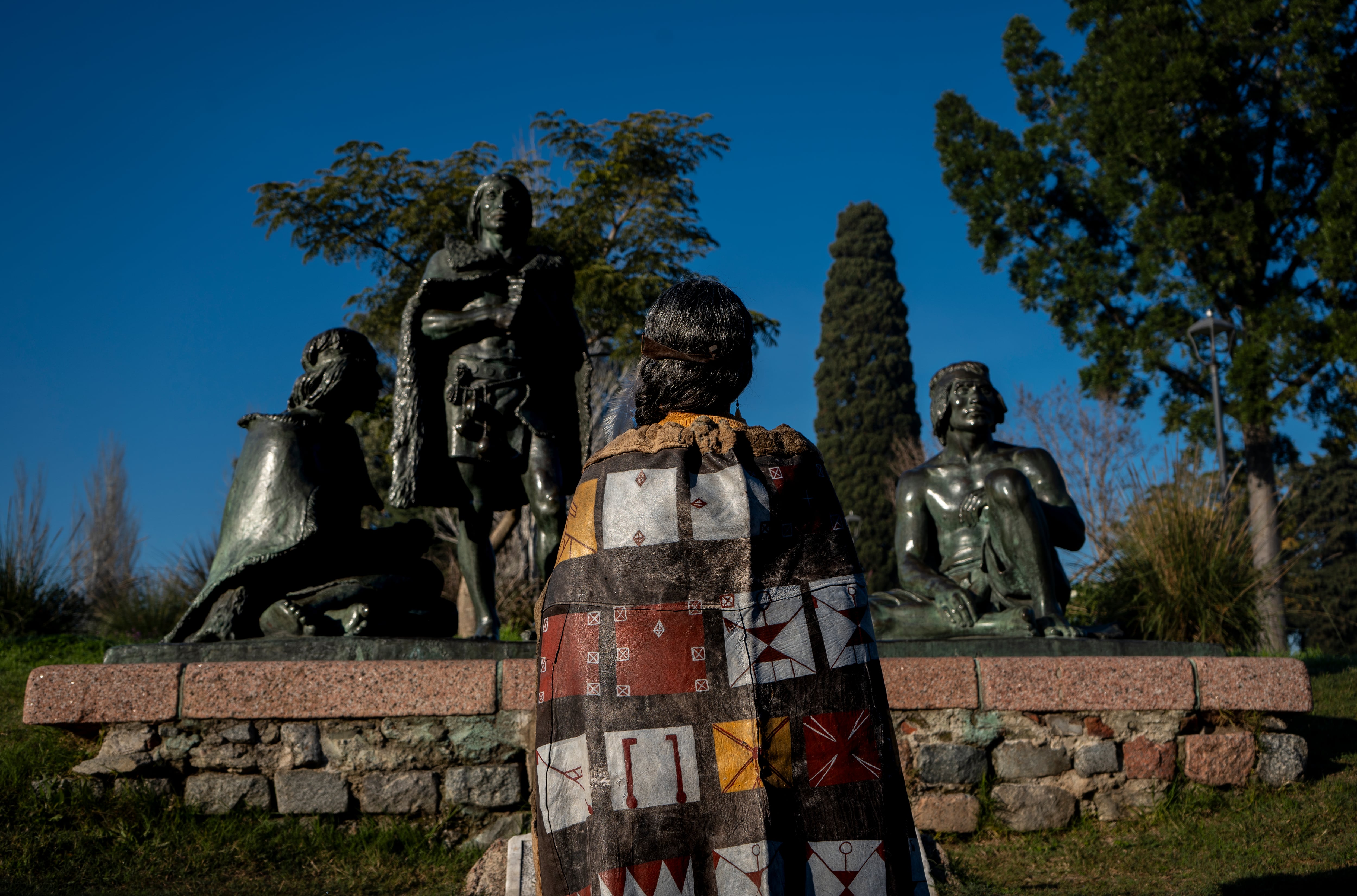 Mónica Michelena frente al monumento a los últimos Charrúas.