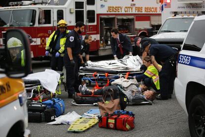 Pasajeros atentidos por el personal de emergencia tras un accidente de tren en Nueva Jersey.