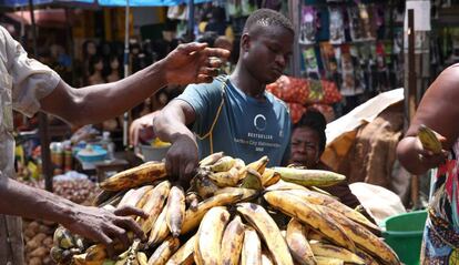 Un niño togolés lleva un cargamento de plátanos en el mercado de Mont Bouet, en Libreville, el 25 de junio de 2018.
