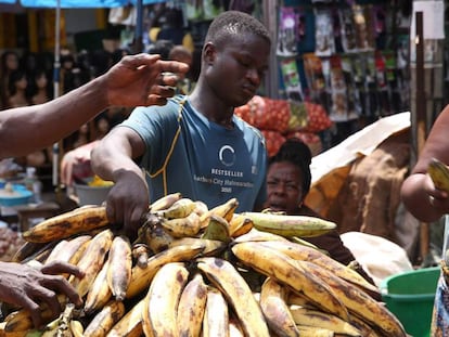 Un niño togolés lleva un cargamento de plátanos en el mercado de Mont Bouet, en Libreville, el 25 de junio de 2018.