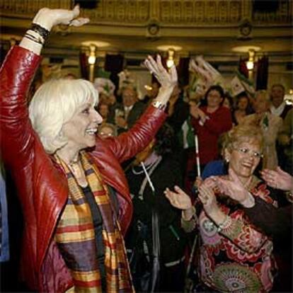 Martínez saluda a los asistentes al mitin de ayer en el teatro Cervantes de Almería.