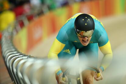 El australiano Matthew Glaetzer compite en el velódromo olímpico.