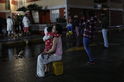 Varias familias salen de sus viviendas tras el temblor en Ciudad de México. Vecinos de distintas colonias de la capital mexicana avisaron a las autoridades sobre posibles fugas de gas y sus denuncias han sido atendidas por los bomberos.