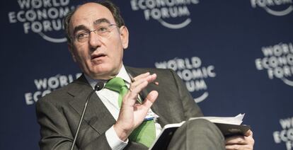 El presidente de Iberdrola, José Ignacio Sánchez Galán, habla durante una mesa redonda en la primera jornada de la 45 edición del Foro Económico Mundial (WEF), en Davos (Suiza).