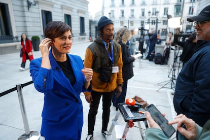 La ministra de Política Territorial y portavoz del Gobierno en funciones, Isabel Rodríguez, se prepara para atender a la prensa a las puertas de la Cámara baja.