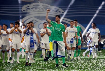 Los jugadores del Real Madrid celebran en el césped del Bernabeu la decimocuarta Copa de Europa del club blanco.