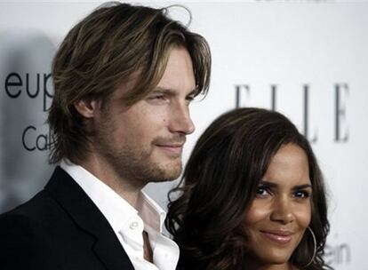 A pesar de que aún no piensa en el matrimonio, Halle Berry ya se ha comprado una casa de un millón de dólares con su novio, el modelo Gabriel Aubry, en Canadá, donde ambos se mudarán con su hija de siete meses, Nahla. La casa está ubicada muy cerca de donde creció Aubry, en Québec, por lo que el modelo está feliz. "Es genial. Todo lo que uno hace en su pueblo de nacimiento trae un buen sentimiento", ha declarado él. Halle, que conoció al guapísimo Aubry en el rodaje de un anuncio de Versace, descarta casarse por ahora. "Gabriel es maravilloso y la persona ideal para formar una familia. Me siento más casada que nunca, y eso que ya tengo dos bodas a mis espaldas".