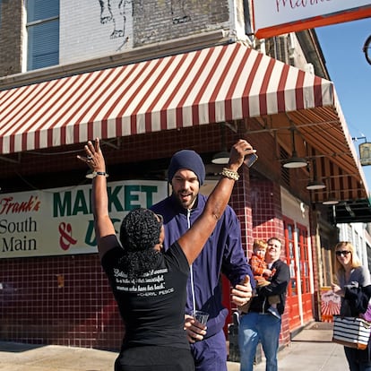 Una aficionada de los Memphis Grizzlies para en la calle a Marc Gasol para darle un abrazo y hacerse un 'selfie'. El jugador de baloncesto de la NBA es el mayor ídolo del equipo local.