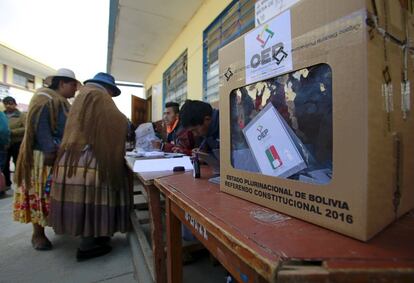 Evo Morales y García Linera iniciaron su primer período en 2006, el segundo en 2010 y el tercero en 2015, por lo que correspondería que el siguiente mandato que buscan sea identificado como el cuarto. En la imagen, votaciones en El Alto (Bolivia).