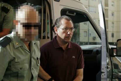 The businessman Jenaro Jiménez is led into court in Cádiz earlier this month.