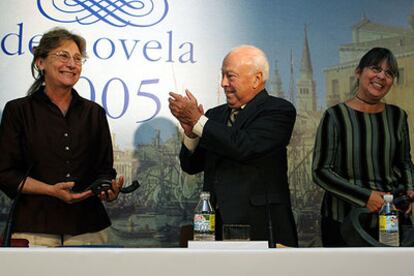 Ema Wolf (izquierda) y Graciela Montes con Jesús de Polanco, tras recibir ayer, en la sede de Santillana en Madrid, el VIII Premio Alfaguara de Novela.