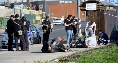 La policía, junto a algunos de los detenidos tras la pelea en el cementerio.