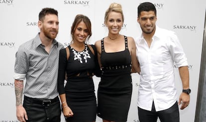 Leo Messi, Antonella Roccuzzo, Sofía Balbi y Luis Suarez durante la inauguración de Sarkany en Barcelona.