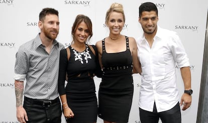 Leo Messi, Antonella Roccuzzo, Sofía Balbi y Luis Suarez  durante la inauguración de Sarkany en Barcelona.