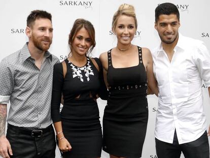 Leo Messi, Antonella Roccuzzo, Sofía Balbi y Luis Suarez  durante la inauguración de Sarkany en Barcelona.