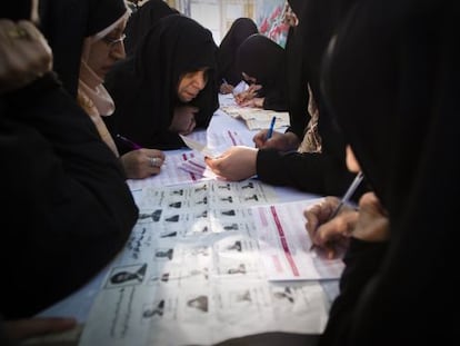 Varias mujeres votan en Teher&aacute;n.
