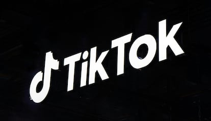 Logo de TikTok con letras blancas y fondo negro